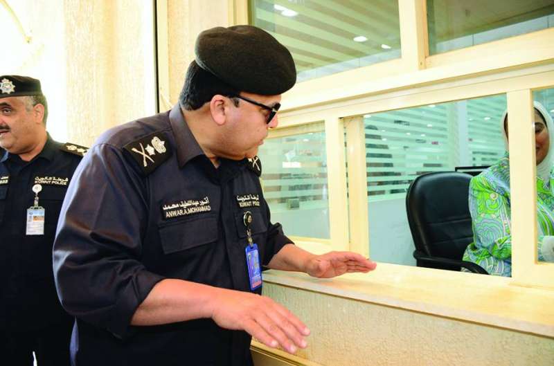 البرجس متفقداً شباك الخدمة 