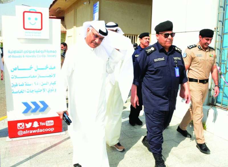 البرجس ومحمد الكندري في جولة عقب افتتاح المركز