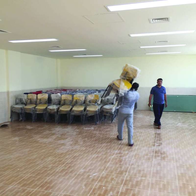 جانب من توزيع الأثاث على المدارس العاملة