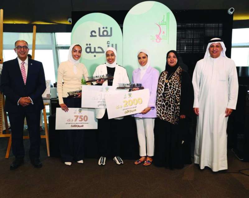 العوفان وخطاب وإحدى أمهات الشهداء مع الفائزات الثلاث 