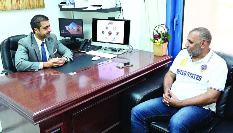 
الفودري متحدثاً للزميل عمر العلاس	 (تصوير نايف العقلة)
