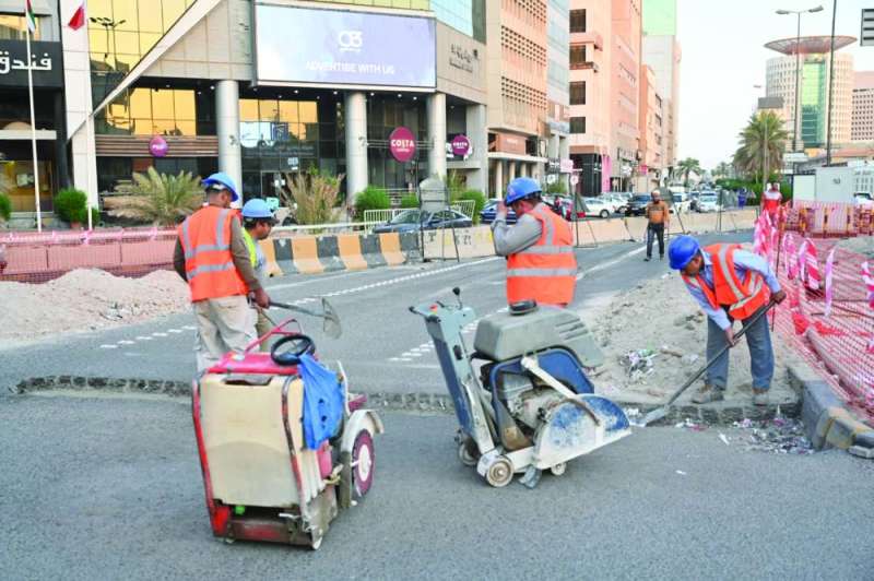 عمال شرعوا في العمل في موقع الدروازة