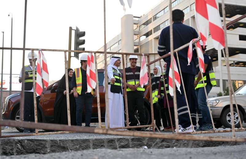 الوزير في حديث مع مسؤولي المشروع