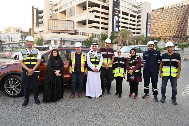 الموسى يتوسط القائمين على المشروع