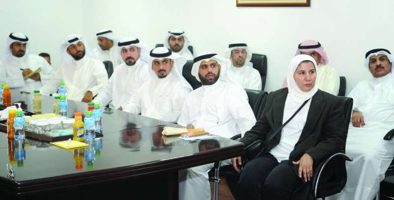 الأعضاء خلال العرض المرئي الذي قدمته إحدى الشركات 