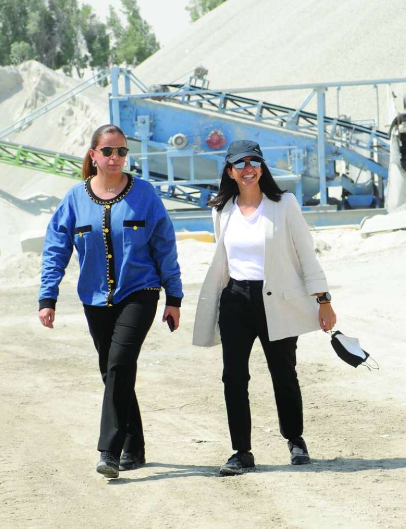 شريفة الشلفان ومنيرة الأمير في موقع الردم