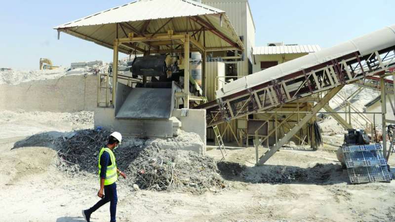 جانب من عملية فرز المخلفات الإنشائية 