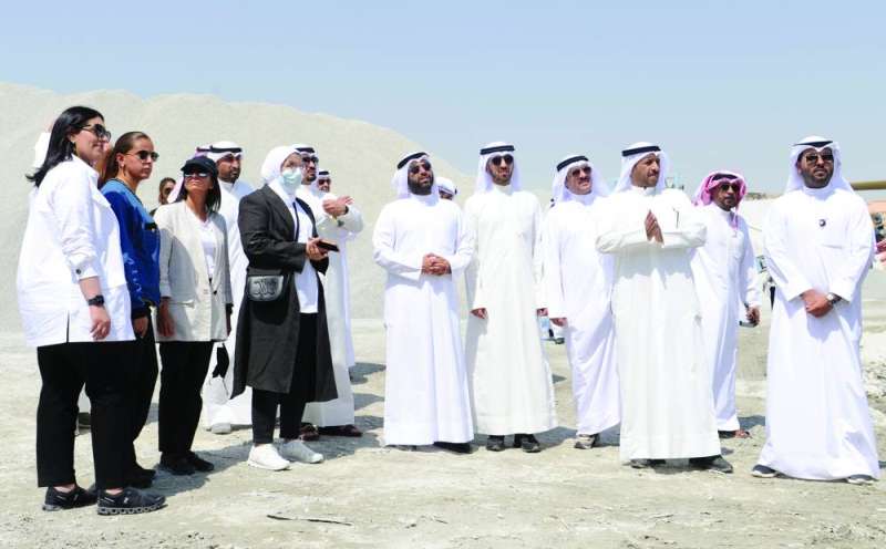 المحري متوسطاً أعضاء المجلس البلدي خلال الجولة 	(تصوير سعود سالم)
