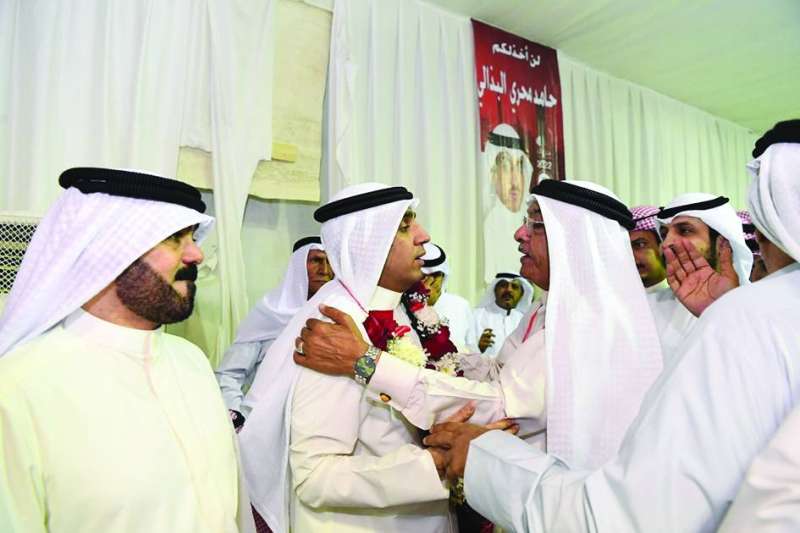 
البذالي يتلقى التهاني	 (تصوير سعود سالم)
