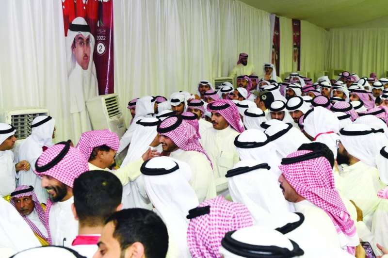 حشود كبيرة تهنئ