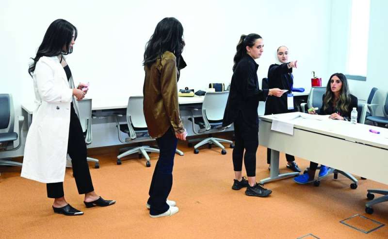 طالبات خلال الاستعداد للإدلاء بأصواتهن