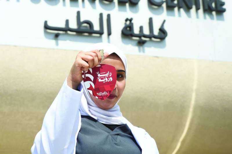 طالبة ترفع شعار إحدى القوائم 