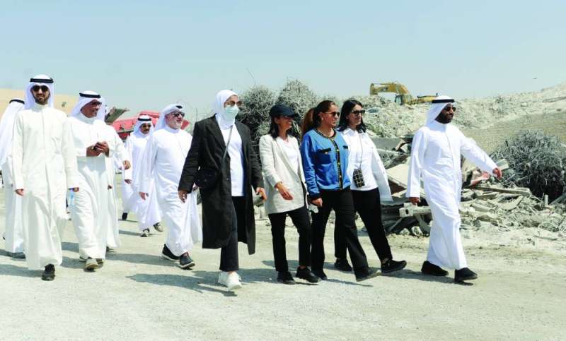 عبدالله المحري وخالد المطيري وفرح الرومي ومنيرة الأمير وشريفة الشلفان وعلياء الفارسي ومسؤولون خلال الجولة 	(تصوير سعود سالم)
