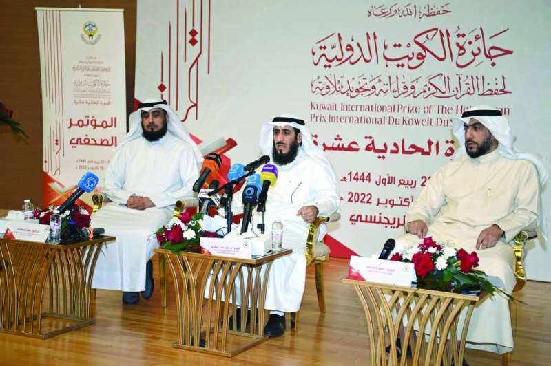 عمادي متوسطاً الجنفاوي والكندري خلال المؤتمر الصحافي	(تصوير نايف العقلة) 