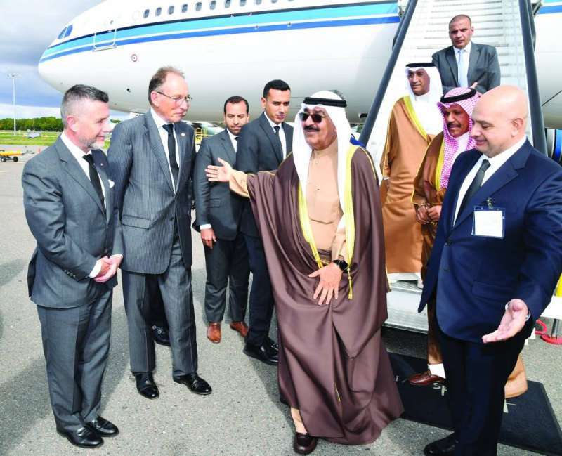 (مع كادر التعزية بالملكة) ممثل سمو الأمير الشيخ نواف الأحمد الجابر الصباح سمو ولي العهد الشيخ مشعل الأحمد الجابر الصباح لدى وصوله إلى المملكة المتحدة (سبتمبر 2022 )