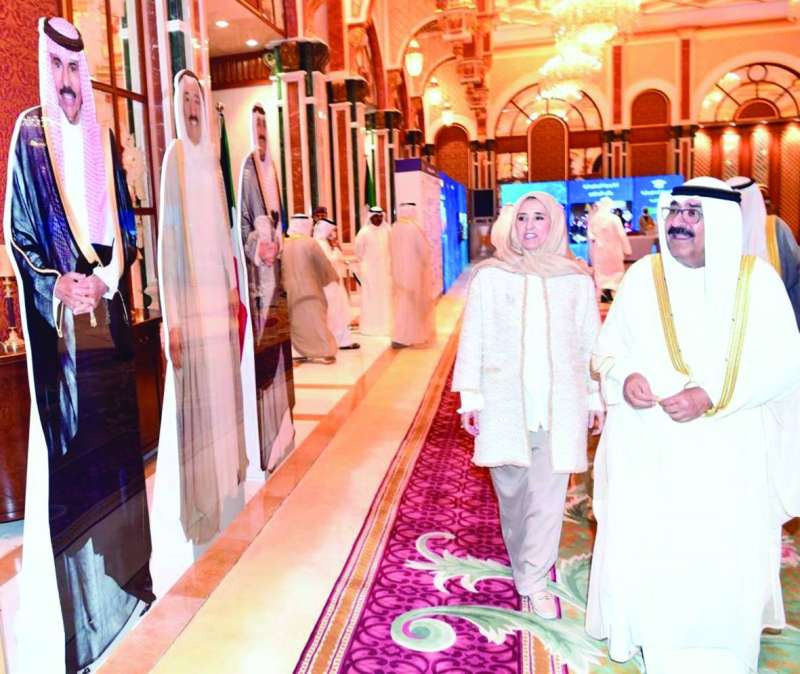  سمو ولي العهد متفقداً معرض «مسيرة جائزة سمو الشيخ سالم العلي» (يونيو 2022)
