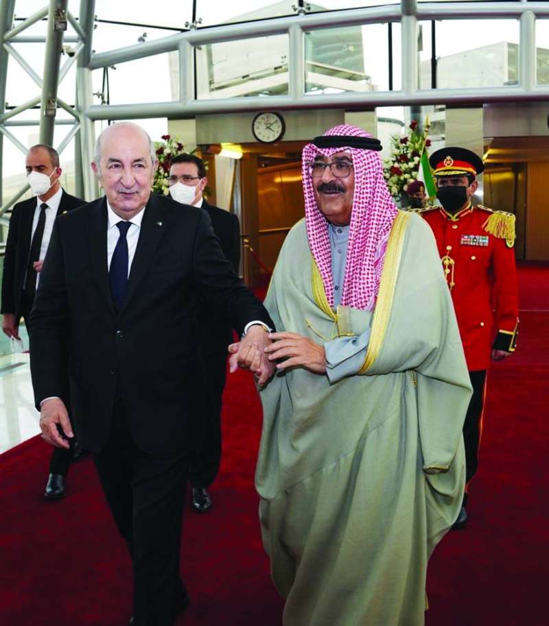 سمو ولي العهد مستقبلاً على أرض المطار الرئيس الجزائري (فبراير 2022)
