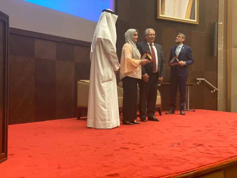 شلتوت والأنصاري مع إحدى المكرمات