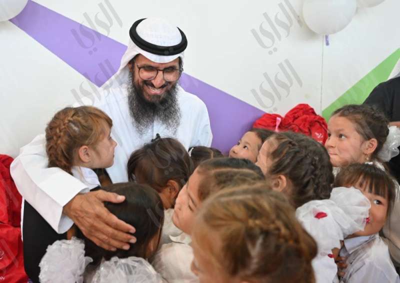 أطفال قيرغيزيا يلتفون حول رئيس مجلس إدارة جمعية الصفا الخيرية الإنسانية محمد الشايع 