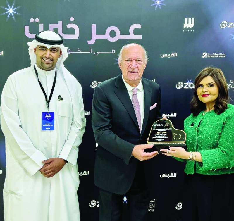 فريق «زين» مكرّماً خيرت
