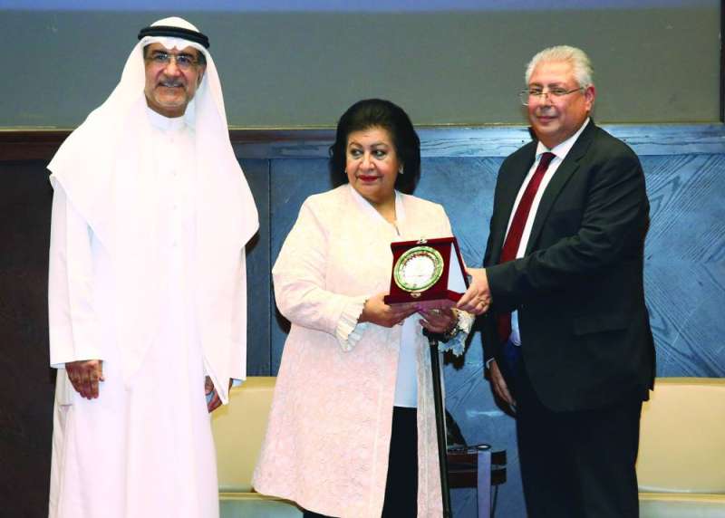 شلتوت والأنصاري يكرمان أمل عبدالله
