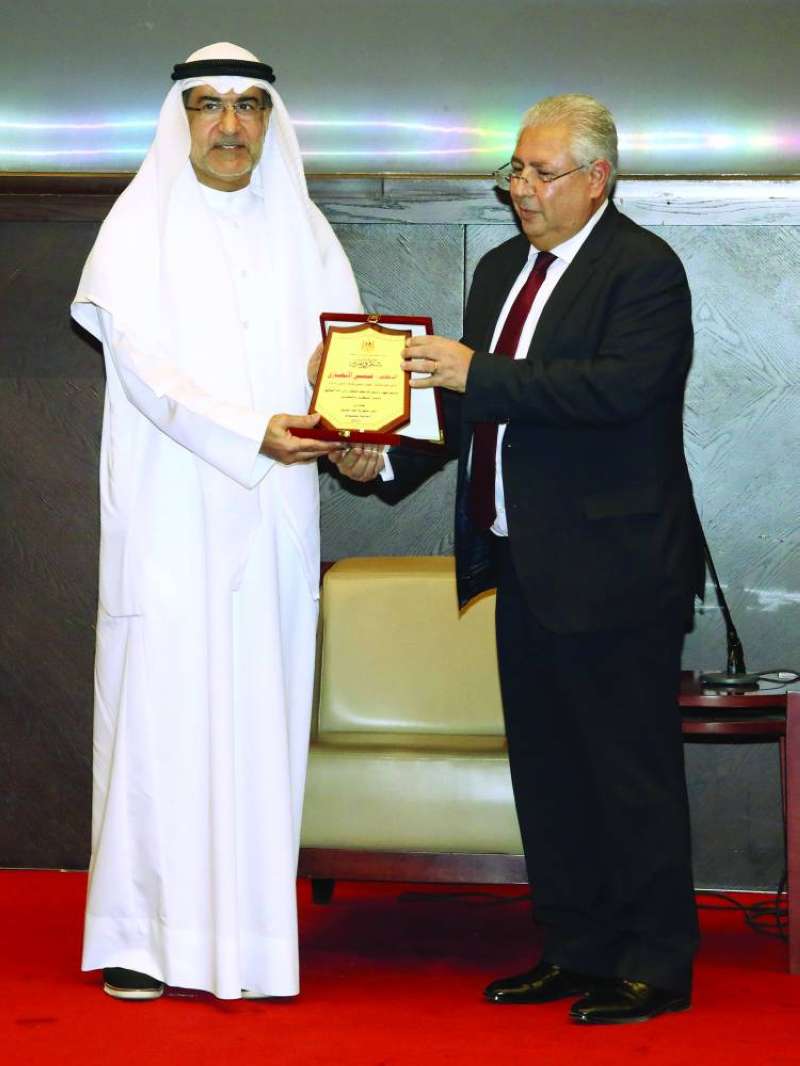 الأنصاري يتسلّم تكريمه من السفير المصري
