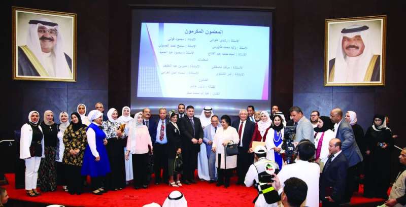 السفير المصري يتوسط المكرّمين	(تصوير نايف العقلة)