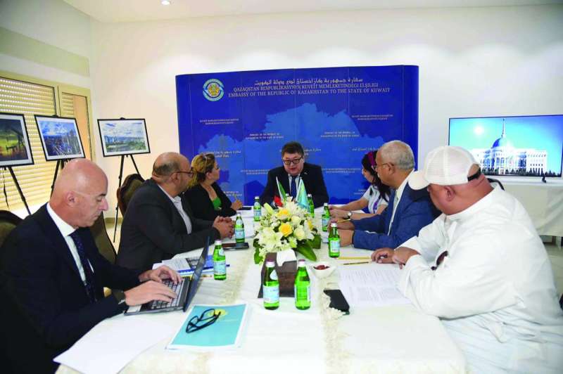 السفير الكازاخستاني خلال مؤتمره الصحافي 