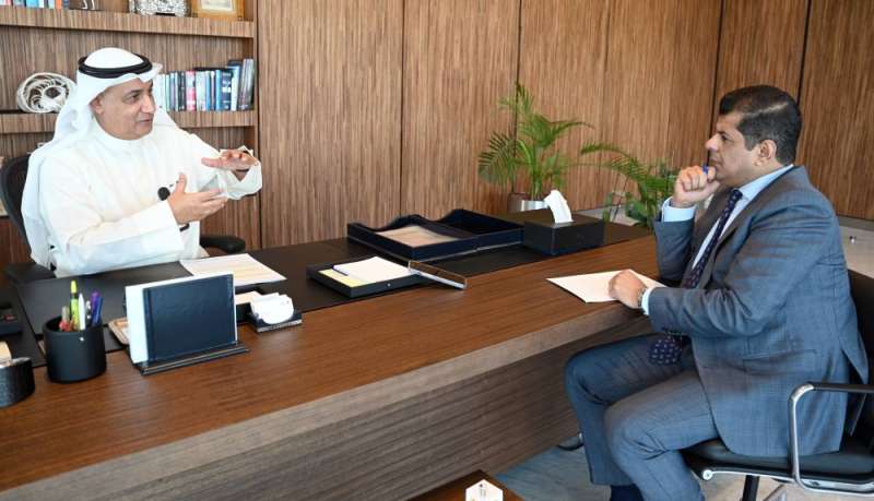 الفليج متحدّثاً للزميل رضا السناري (تصوير نايف العقلة)