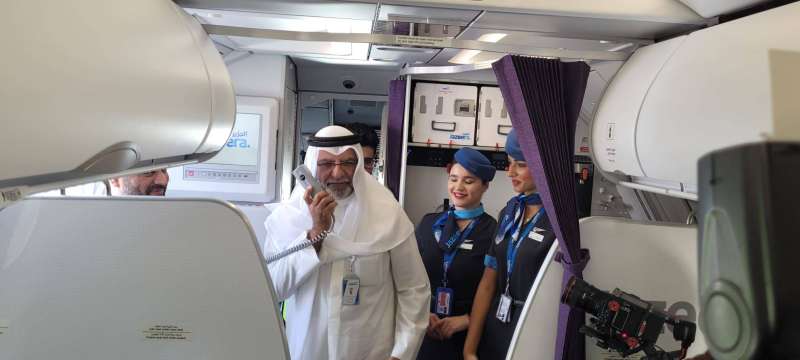 مروان بودي متحدثا عبر مايكرفون الطائرة الجديدة