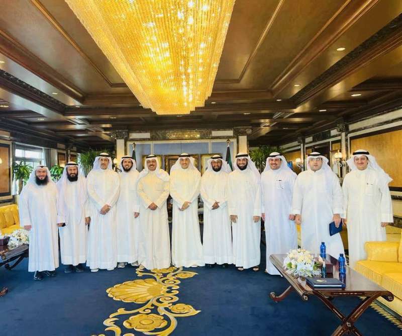 رئيس الوزراء سمو الشيخ أحمد نواف الأحمد الصباح خلال اجتماعه مع النواب العشرة