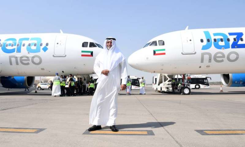 مروان بودي أمام الطائرتين الجديدتين