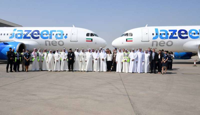 مروان بودي يتوسط مسؤولي الإدارة العامة للطيران المدني و«الجزيرة» (تصوير سعود سالم)