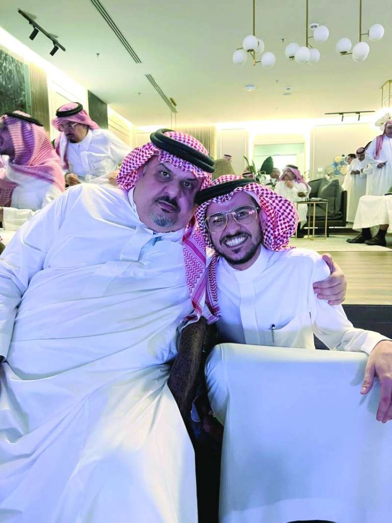 عايض برفقة الشاعر عبدالرحمن بن مساعد
