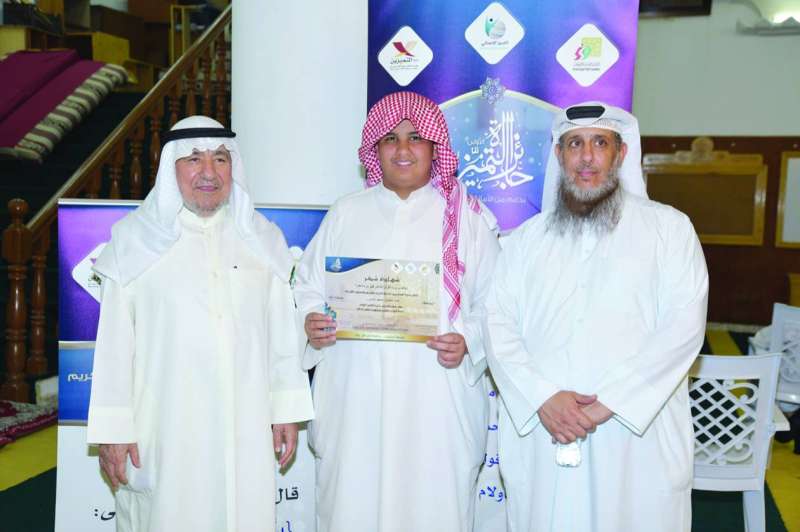 تكريم أحد الفائزين