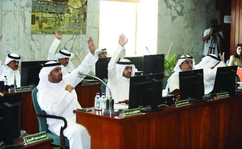 الأعضاء خلال التصويت على تشكيل لجنة تحرير الأراضي
