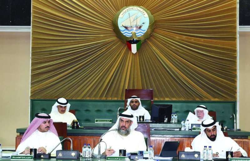 عبدالله المحري مترئساً الجلسة بحضور أحمد المنفوحي	 (تصوير سعود سالم)
