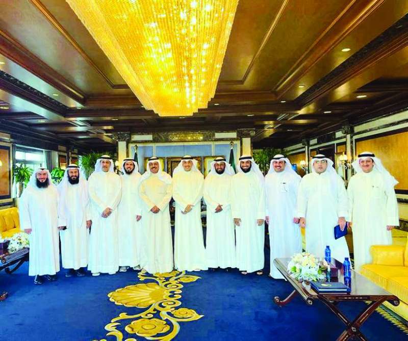 رئيس الوزراء متوسطاً عدداً من النواب الذين التقاهم أمس