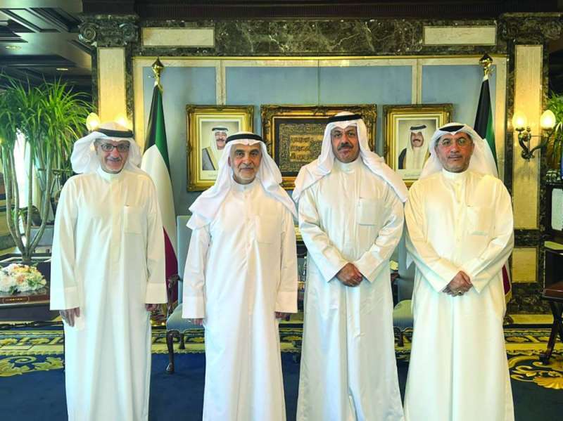 رئيس الوزراء مع لاري وأبل وشمس