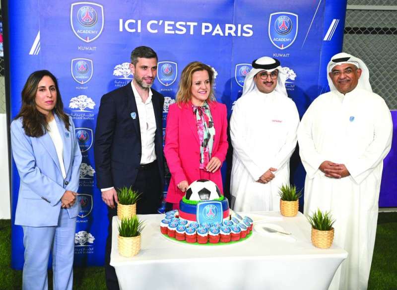 كبار الحضور في افتتاح أكاديمية باريس سان جرمان الكويت	 (تصوير نايف العقلة) 