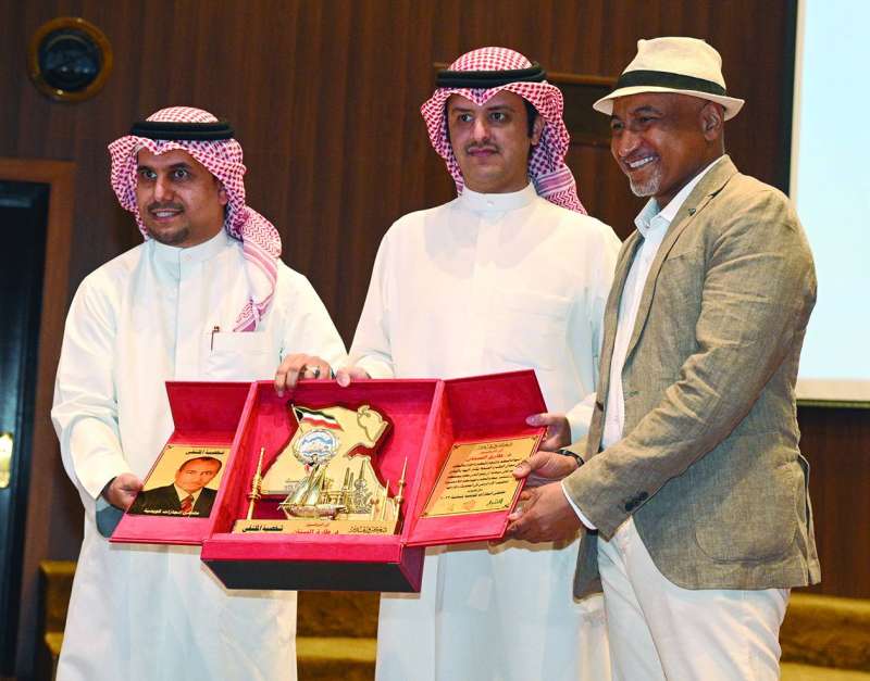 
العدواني مكرماً الدكتور طارق سنان 	(تصوير نايف العقلة)
