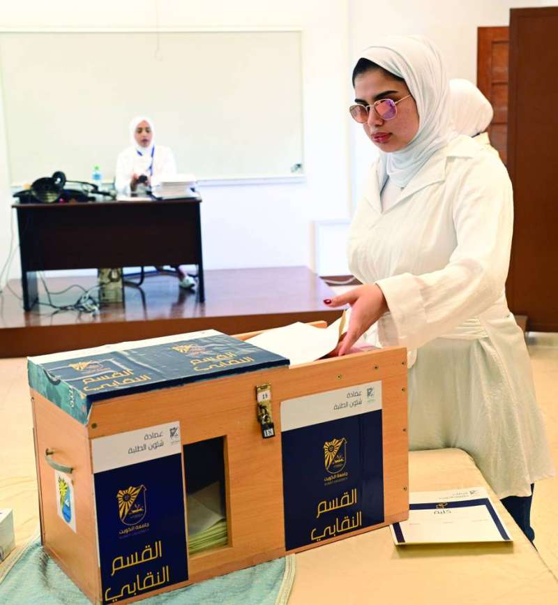 طالبة تُدلي بصوتها (تصوير نايف العقلة)