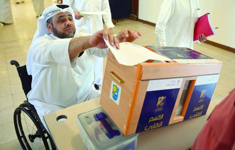 طالب خلال مشاركته في الاقتراع