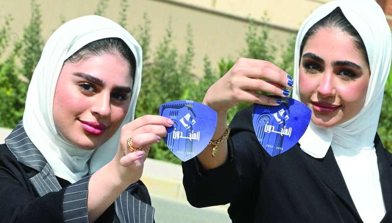 
طالبتان من أنصار قائمة «المتحدون» 	 (تصوير نايف العقلة)