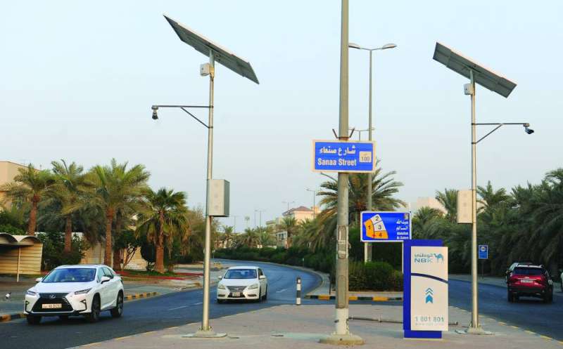 كاميرات مراقبة في ضاحية عبدالله السالم (تصوير سعود سالم)