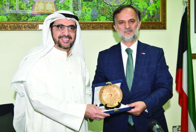 الصميط متسلّماً من ألتان درعاً تذكارية