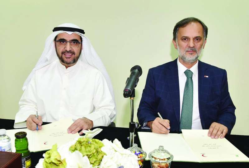 الصميط وألتان خلال توقيعهما مذكرة التفاهم
