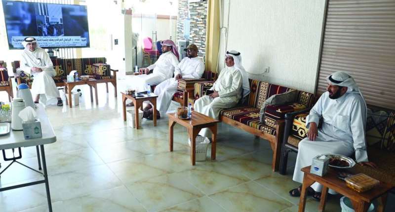 أولياء أمور في ديوان الكندري	 (تصوير نايف العقلة)
