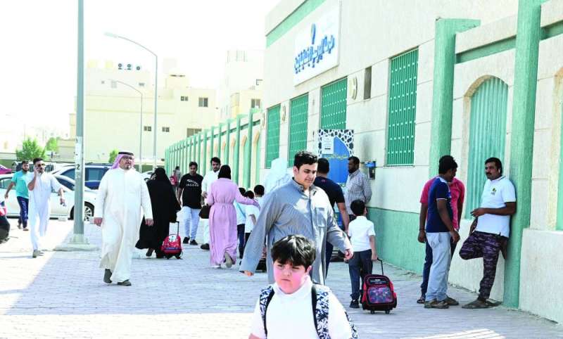 انتظار الطلاب أمام المدرسة