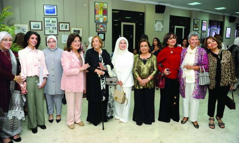 
بوشهري والخالد تتوسطان عدداً من الشخصيات النسائية والديبلوماسية 	 (تصوير سعود سالم)
